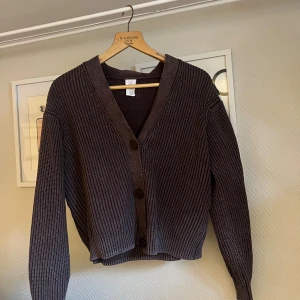 Brun kofta Carin Wester - Säljer denna bruna stickade koftan från Carin Wester som passar perfekt nu till hösten! Bra skick, lite urtvättad bara ❣️ passar också xs om man vill ha lite oversized look. 
