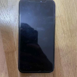 iPhone 11 PRO  - Snygg iPhone 11 Pro med trippelkamera och elegant grå finish. Skärmen har några ytliga repor och fingeravtryck, men inga större skador syns. Baksidan och kanterna har mindre slitage. Perfekt för dig som vill ha en kraftfull och stilren mobil.
