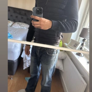 Svart dunjacka från Moncler  - Hej, jag säljer min Moncler jacka nu efter att den bara stått och inte använts för har alltid gillat ha på mig overshirts. Denna är 3 år gammal Köpt på NK i Göteborg. Kvittot är nånstans hemma ska leta efter den. Den ser ganska bra ut för 3 år gammal jacka. Den är storlek L men den passar dig mer som har S/M