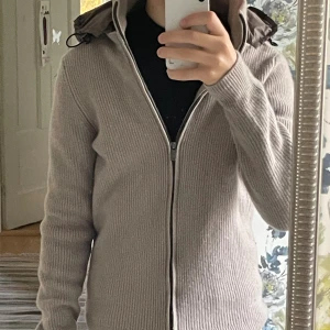 Massimo dutti cardigan - Säljer en beige cardigan jacka från Massimo Dutti i ull, har även luva till kallare dagar. Jag är 173 på bilden. Priset är ej hugget i sten, tveka inte att kontakta mig vid frågor och funderingar! Mvh/ Manne 🙌