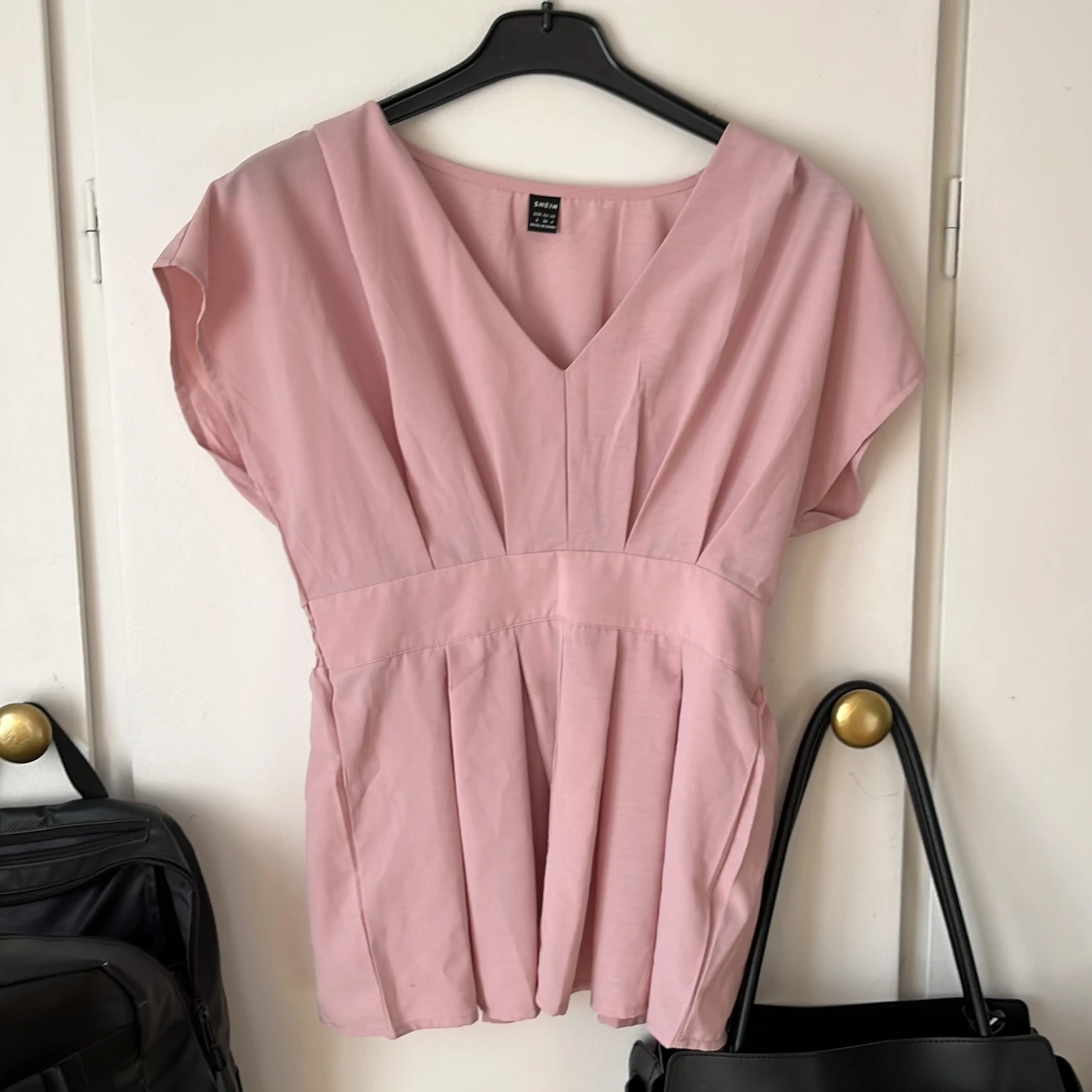 Ljusrosa blus med v-ringning