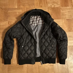 J.lindeberg - J.lindeberg höstjacka i mycket bra skick. Jackan är i storlek L men sitter mer som M/S💫💫. Nypris på just denna ligger på 4200 och passar perfekt nu till hösten/vintern💫💫. Vid minsta fundering tveka inte på att höra av dig💫💫.