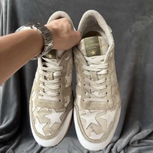 Valentino rockrunners - Valentino rockrunners perfekta till hösten! Har använt dessa lite under våren och varit mycket nöjd med dem! Storlek 45-46, tveka inte på att ställa frågor!