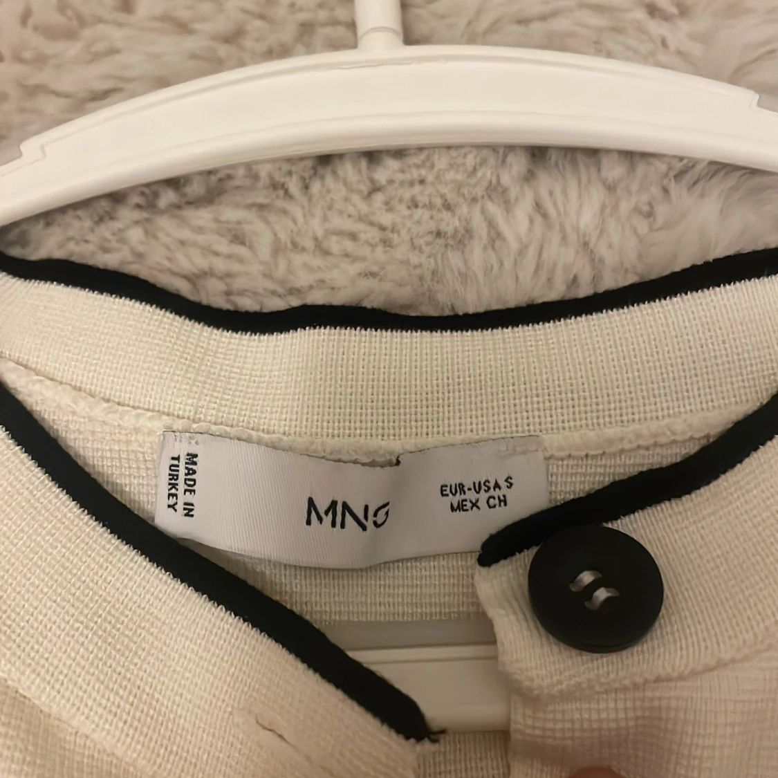 Vit tröjamed svarta detaljer från MNG - 2