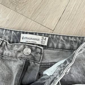 Grå raka jeans från Stradivarius - Fina grå jeans från Stradivarius i rak modell, aldrig använt då de är för stora för mig, storlek 34 men den är som en 34-36 (stor i storlek)