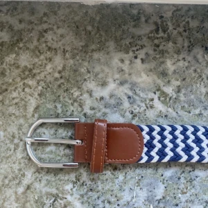 Randigt blåvitt bälte med skinn-detaljer - Snyggt bälte med blåvitt 95cm .