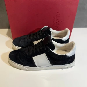 Valentino flycrew  - Valentino flycrews i size 40 passar 41, skick 9/10 alla nitar på plats, box samt kort medföljer vid köp, vid funderingar hör av er. 
