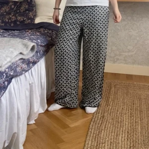 Mönstrade byxor  - Säljer dessa skit snygga Mönstriga byxorna från Zara! Perfekt nu till våren och sommaren💛Säljer då dom inte kommit till användning. Original pris 400kr 