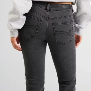 Mörkgrå lågmidjade jeans från Junkyard - Snygga mörkgrå flared jeans från Junkyard . Perfekta för dig som gillar en stilren look. Dom är i storlek S och passar mig perfekt i längden och jag är ca 167-168cm 💕 använda fåtal gånger