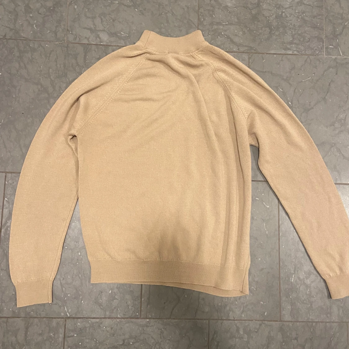 Beige polotröja från Uniqlo - 1