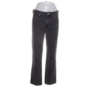 Svarta straight jeans från &Denim - Snygga svarta jeans från &Denim i rak modell med låg midja. Klassisk femficksdesign och stilren look som passar till allt. Jeansen är tillverkade i slitstarkt denim och har en enkel knappstängning framtill.