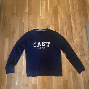 Mörkblå sweatshirt från GANT - Säljer en clean mörkblå sweatshirt från GANT med klassisk logga framtill. Nypris 1100kr
