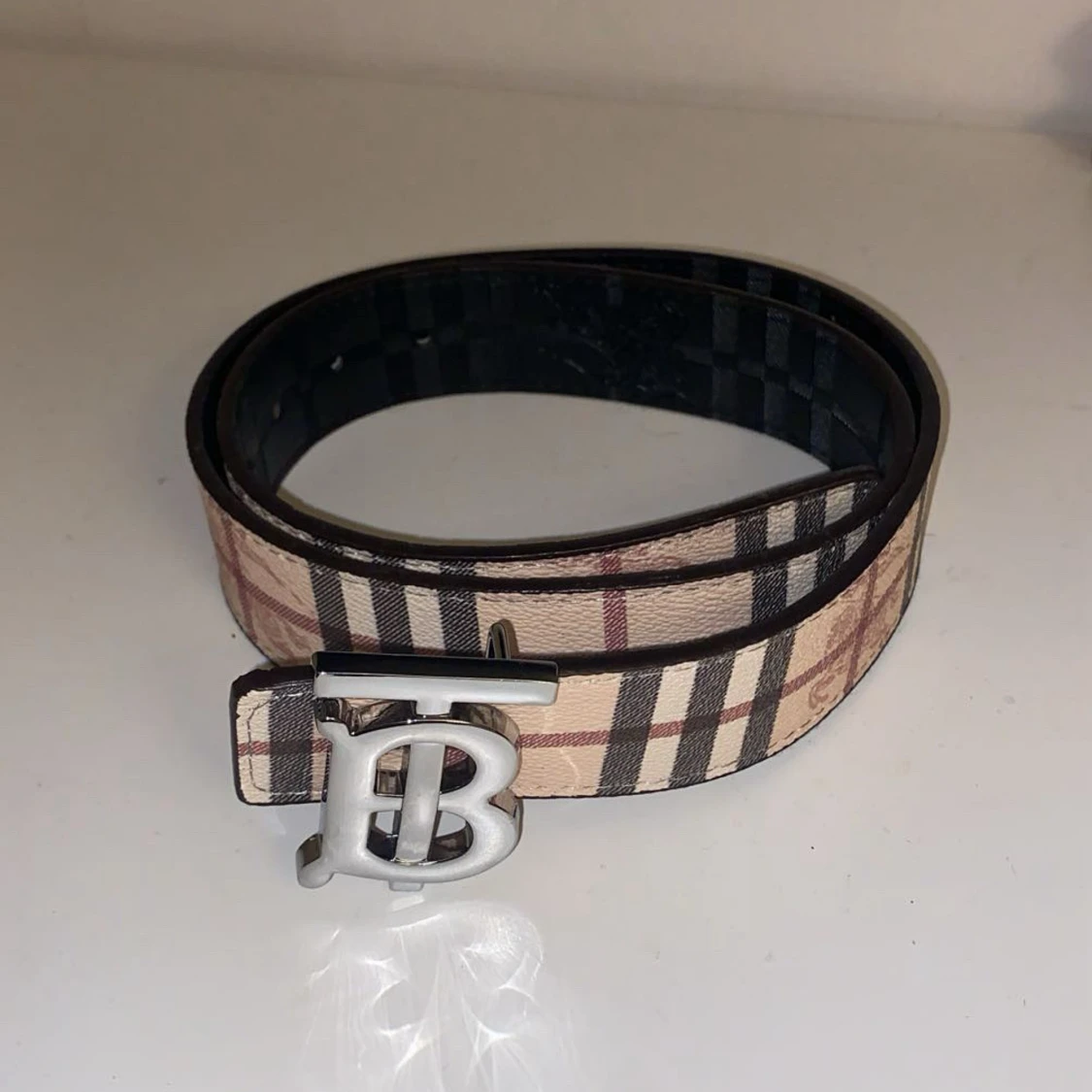 Burberry rutigt bälte med B-spänne