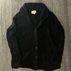 Ralph Lauren Cardigan - Unik Ralph Lauren cardigan i riktigt skönt högkvalitativt material och bra skick. Perfekt nu till hösten 🍂 Pris går att diskutera vid snabb affär! Skriv vid minsta fundering 💭 Storlek är xs men passar S
