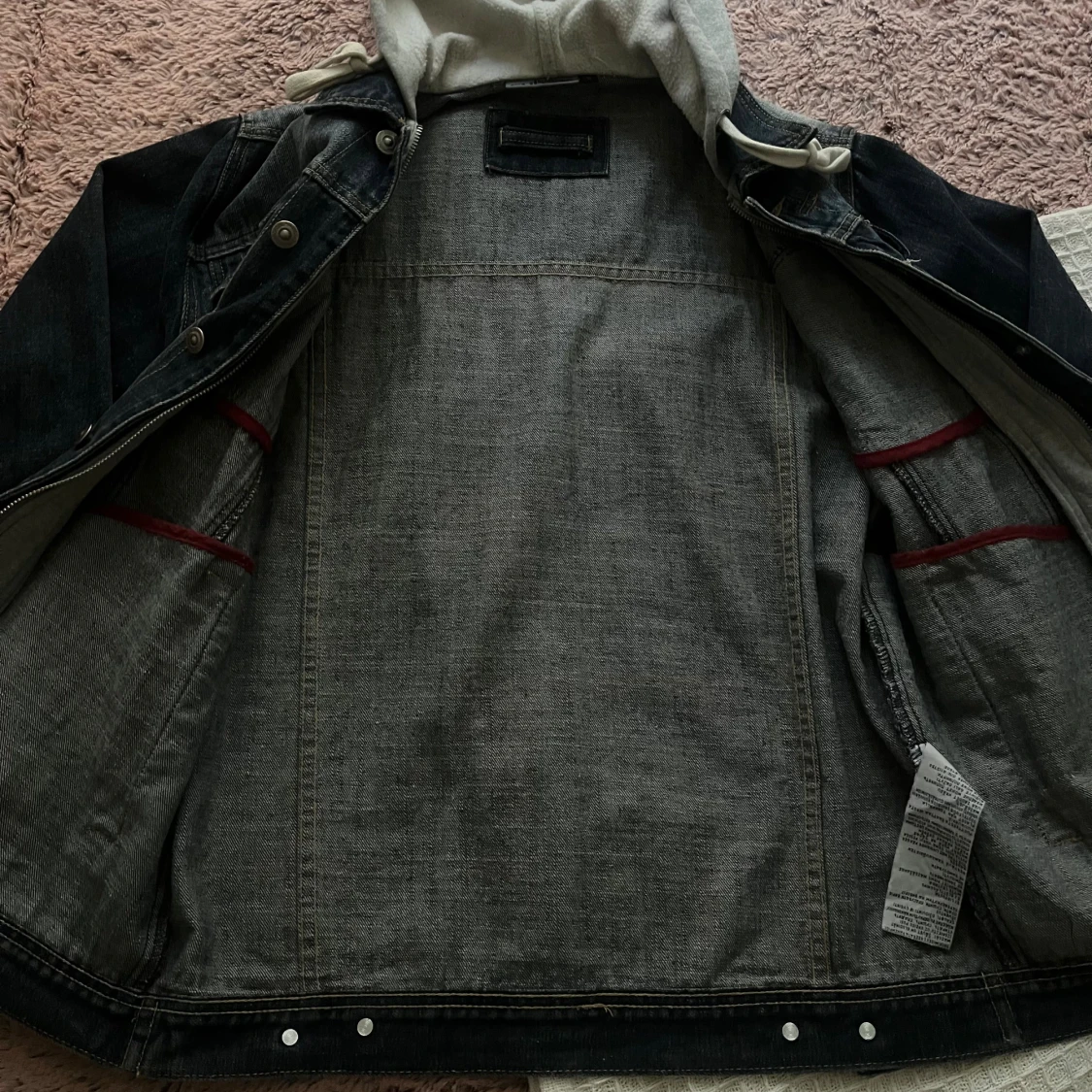 Svart jeansjacka med grå hoodie - 1