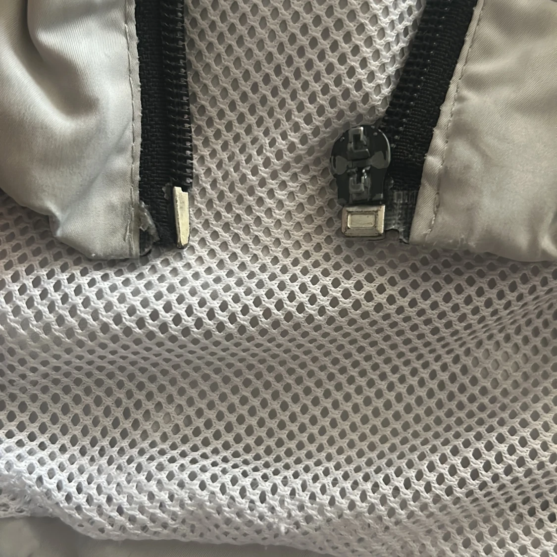 Lacoste grå och svart tracksuit - 3