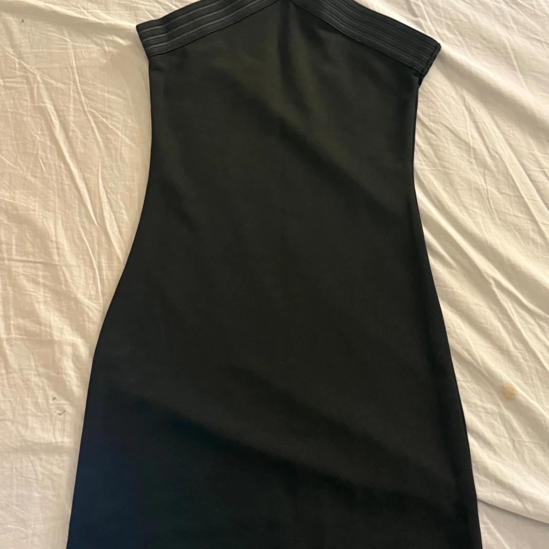 Svart kort klänning med korsade axelband - 1