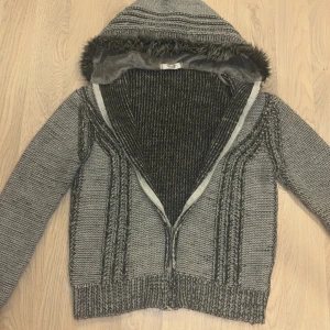 Fodrad cardigan - En skit det fodrad cardigan med päls i luvan. Den är varm och skön. Strl L men passar mer M och S. Går inte att köpa ny längre. Den är väldigt sällsynt och svårt att få tag på sådana här tröjor därav priset. Vårat pris endast 999 priset kan alltid diskuteras 