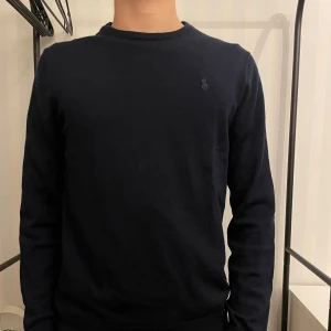 Polo Ralph Lauren merinoull tröja - Polo Ralph Lauren merinoull tröja - storlek xs - skick 5/10 (hål vid nacken och vid midjan, lagat hål vid nacken och borttagen tag) - killen på bilden är 173 - frågor? Kontakta mig
