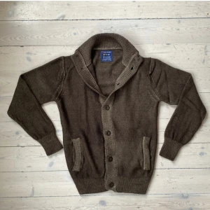 Stickad cardigan 100% merinoull  - Jävligt fet stickad cardigan i 100% merinoull 🙌 skicket är mycket fint och han på bilden är 186, skriv vid fråga 👍 