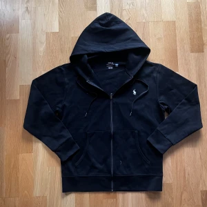 Polo Ralph Lauren - svart zip hoodie - Säljer en Polo Ralph Lauren zip🙌🏻| Storlek M | Skick 10/10🔥| Skriv vid minsta fundering 💭 