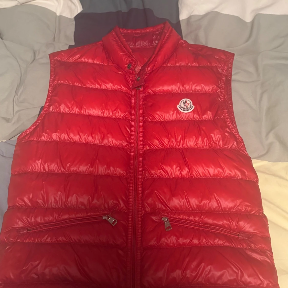Röd gui väst från Moncler