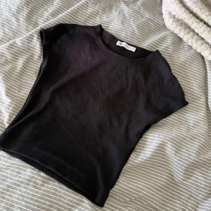 Svart croppad tajt topp från Zara - Använd 2 gånger💗💗 