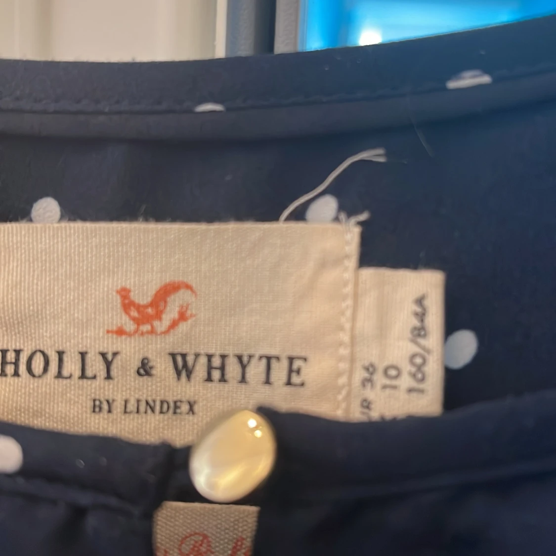 Marinblå prickig skjorta  Holly & Whyte