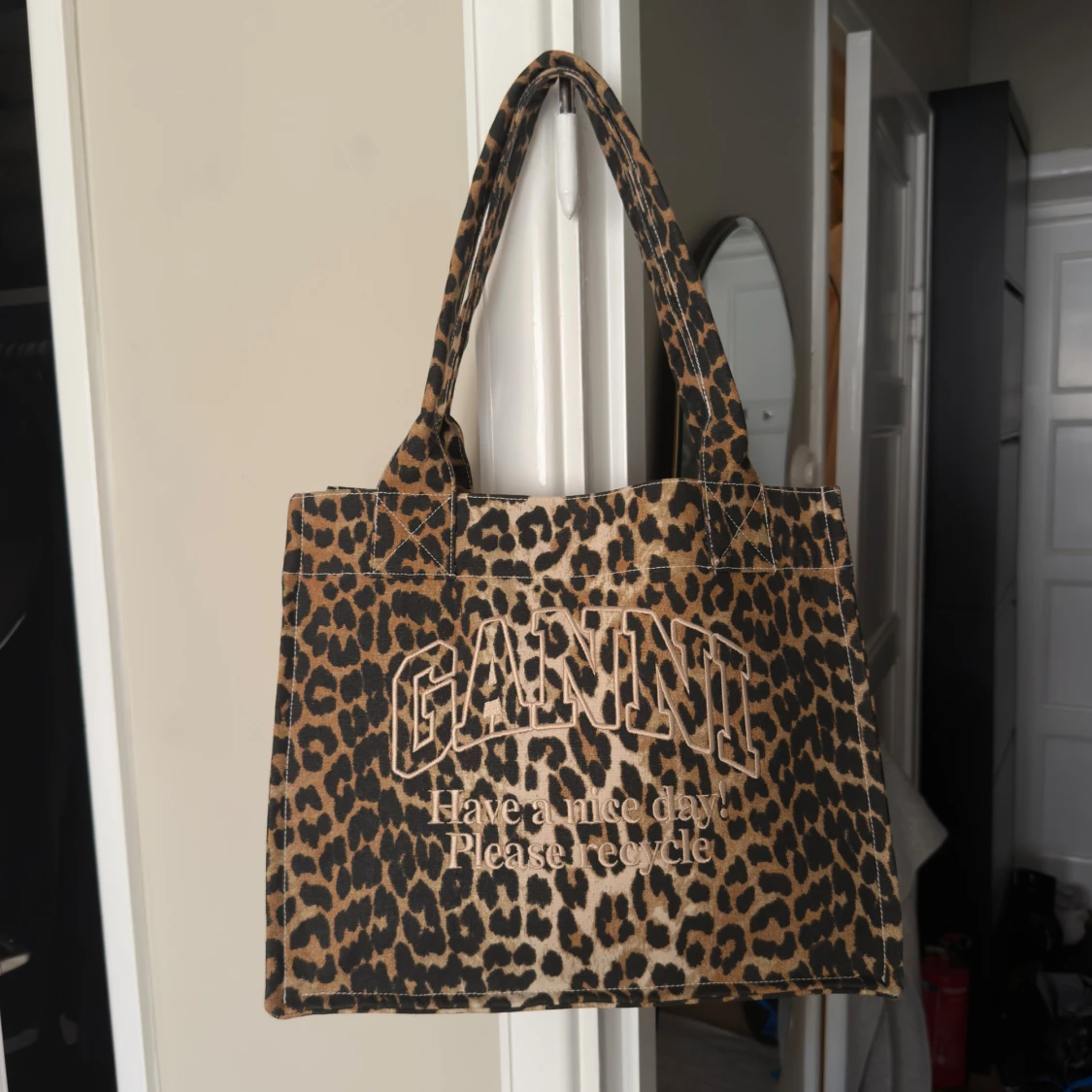 Leopardmönstrad shoppingväska från Ganni