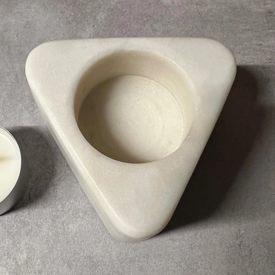 Triangulär ljushållare i vit marmor - 2