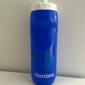 Nordea Vattenflaska - Snygg och praktisk vattenflaska med Nordea. Perfekt att ta med till gymmet, jobbet eller skolan. Flaskan är i nyskick och aldrig använd.