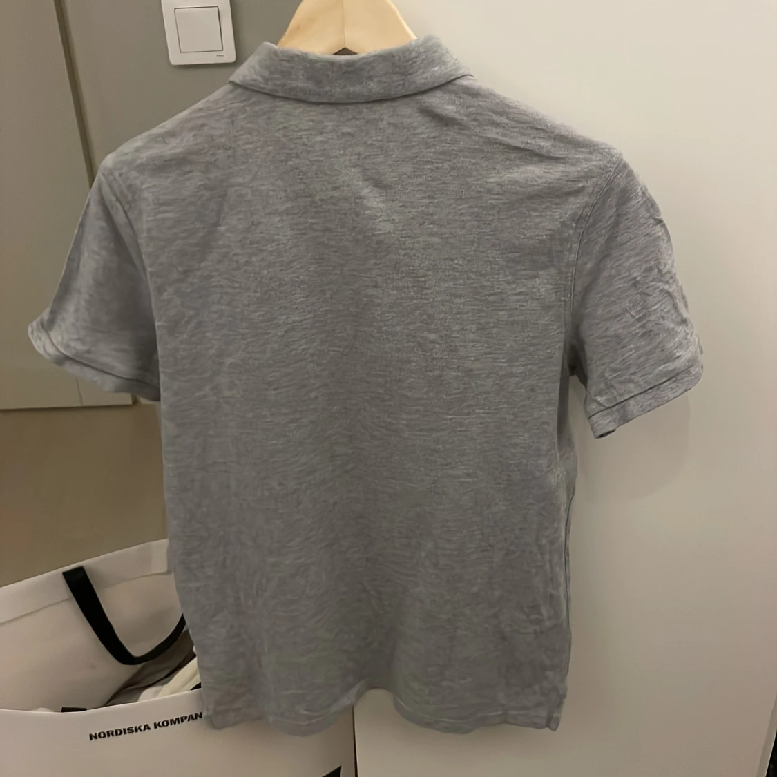 Grå pikétröja från GANT - 1