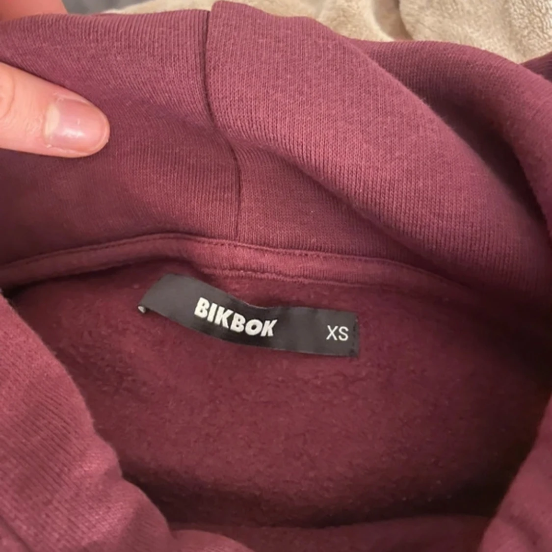 Vinröd hoodie från BikBok XS - 2
