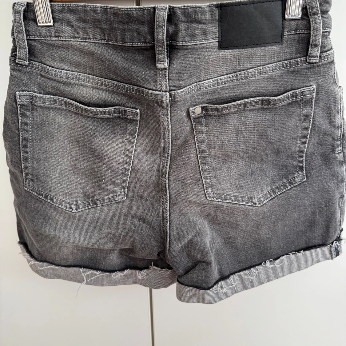 Grå jeansshorts från H&M, strl 34 - 1