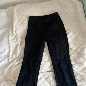 Svarta byxor från Kappahl, storlek 170 - Svarta yogapants från Kappahl. Som har blivit försmå för mig. Dom är höga midjan och har krympt lite längre ner. .