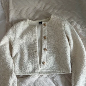 Vit kofta från Gina Tricot med guldknappar - Vit kofta från Gina tricot som inte kommer till så mycket användning. 