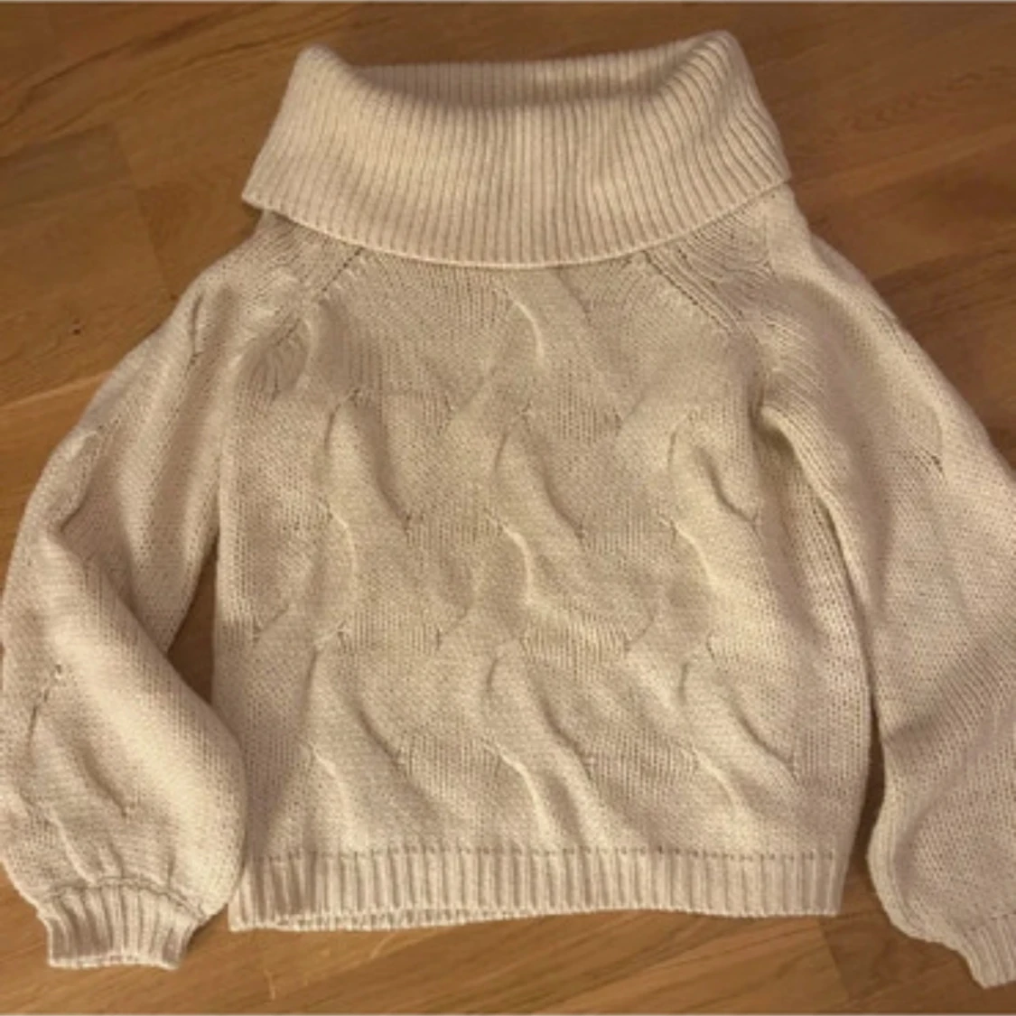 Ny Beige stickad polotröja från Vila