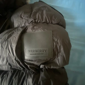 Svart pufferjacka från Burberry - Den har andvänds 1-2 gånger och är i bra skick 