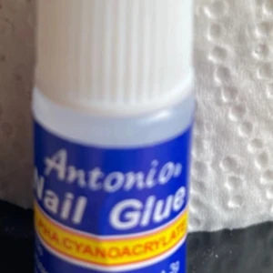 Antonio Nail Glue lim för naglar - Antonio Nail Glue är ett starkt lim för lösnaglar i en liten plastflaska med blå etikett och vitt skruvlock. Innehåller cyanoakrylat för snabb och hållbar applicering av konstnaglar. Perfekt för att fästa tippar eller laga naglar hemma.