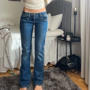Lågmidjade ltb jeans valerie - Jättesnygga utsvängda lågmidjade jeans från ltb jeans!! Modellen är valerie!! Endast använt några gånger men ett litet märkte vid låret, men går säkert att få bort!! Strl är w26 l32. Midjemått ca 34cm. Innerbenslängd ca 79-80cm!!🤍
