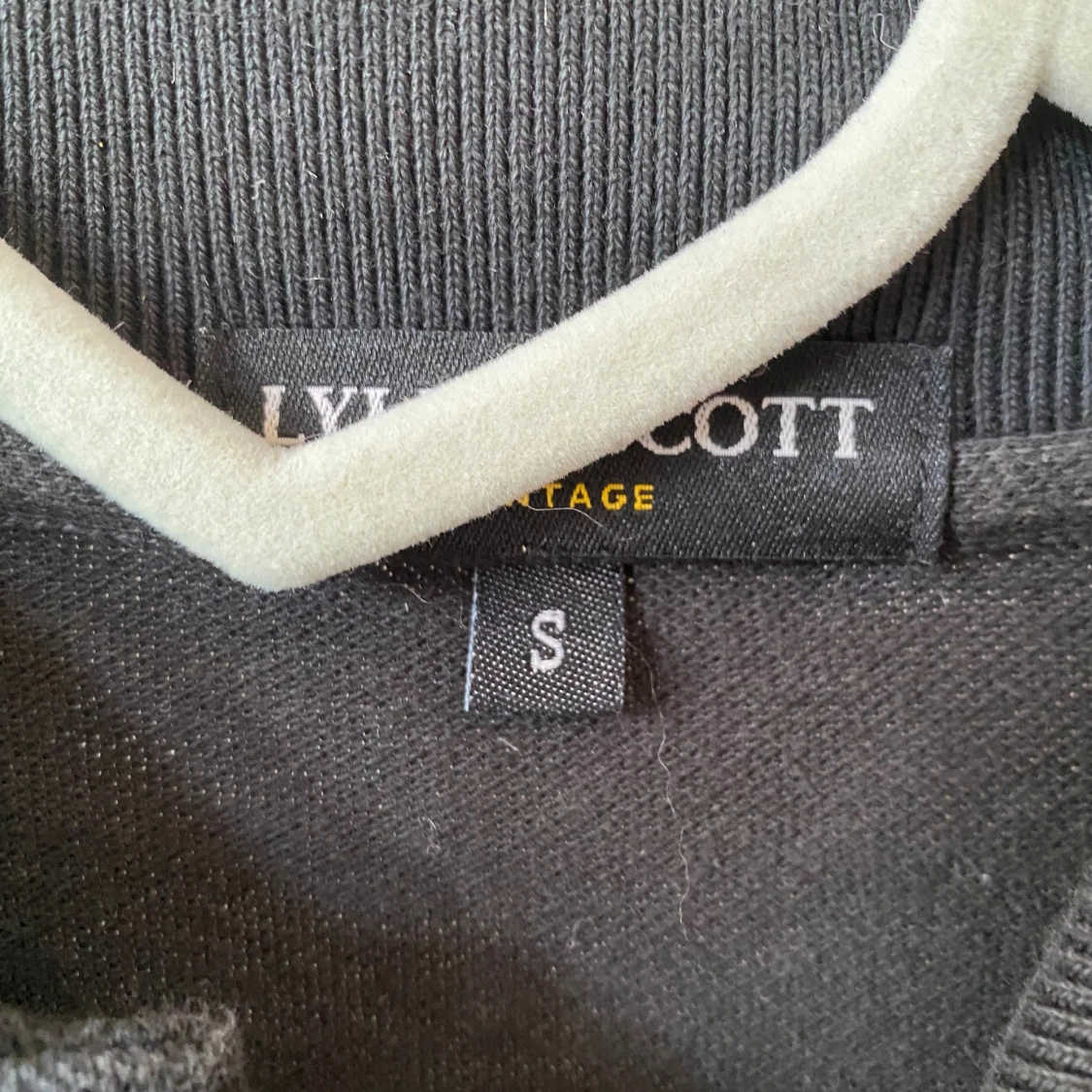 Svart piké från Lyle & Scott, S - 2