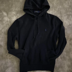  Ralph lauren hoodie mörkblå stickad - Tjoo, säljer en fet stickad mörblå Ralph lauren hoodie med specielt möntster på tyget💯💯‼️Nypris runt 2900✅ Skick 9/10✅✅ 100% Äkta✅✅ DMa📩 vid minsta fundering eller prisförslag🤗🤗.       Polo Ralph lauren stickat bomull äkta hoodie tröja varm vinter höst blå mörkblå blå svart purple label marinblå cardigan