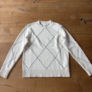 Stickad tröja från Eleventy - Tröja från eleventy. Jättebra skicka då den är använd fåtal gånger. Storlek M ( liten i storleken). Nypris ca 6500. Vid frågor om tröjan eller om pris så är det bara att skicka!