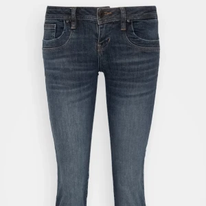 Ltb bootcut jeans mörkblå - Ltb jeans i storlek 27x32. Använt ett fåtal gånger, fin passform men tyvärr för stora för mig🩷nypris är 799kr. Jag säljer för 400. Lågmidjade och är bootcut