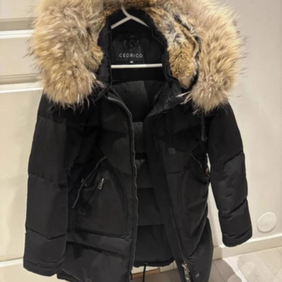 Svart pufferjacka med päls från Cedrico