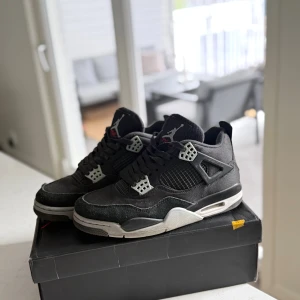 Nike Air Jordan 4 black canvans  - Air Jordan 4 Black Canvas – i fint skick! 🖤🔥 Säljer mina Jordan 4 “Black Canvas”. Grymt snygga och populära, passar till allt! Skorna är i bra skick, använda ett fåtal gånger (se bilder). Storlek: 42,5  En riktigt eftertraktad modell som blivit svår att få tag på!