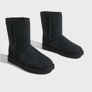 Svarta UGG boots i mocka - Klassiska svarta UGG boots i mjuk mocka med rund tå och platt sula. Äkta uggs köpta för ca 2400kr pris går att diskutera är använda skicka för fler egna bilder💕