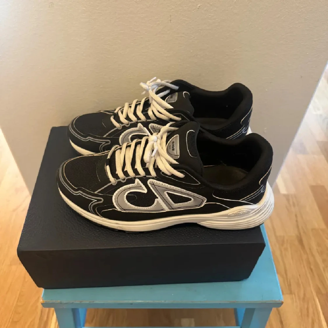 Svarta CD sneakers med vit sula