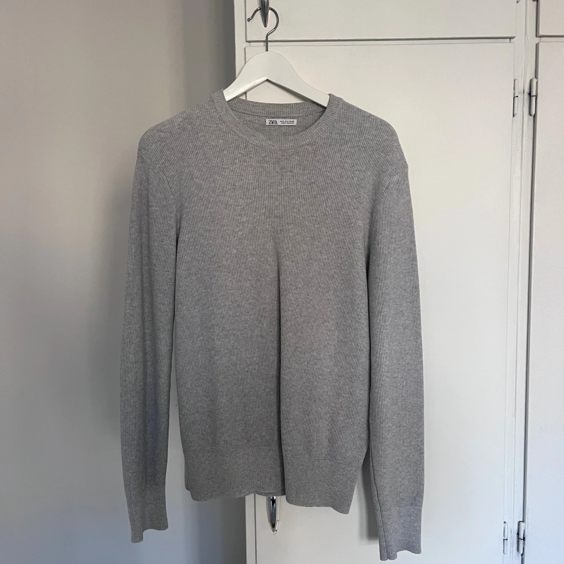 Grå stickad tröja från Zara