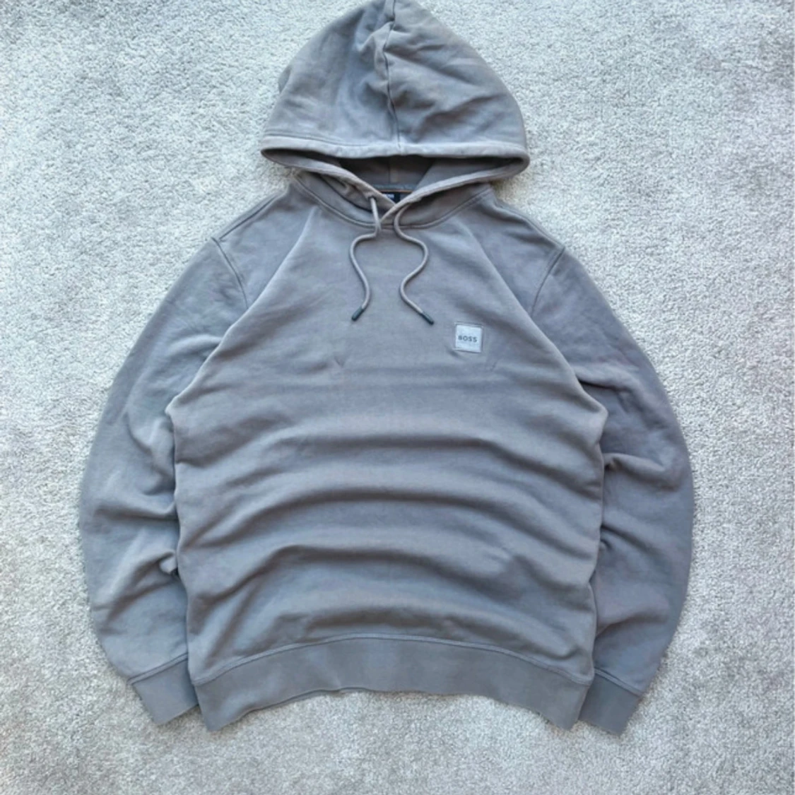 Grå hoodie från BOSS med huva